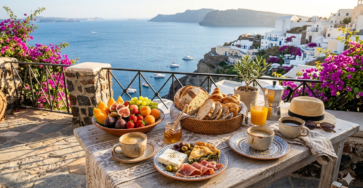 Frühstück auf einer sonnigen Urlaubsterrasse mit Meerblick und regionalen Lebensmitteln